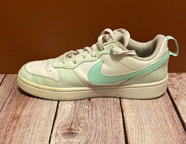 Preloved Nike Court Borough Low – Girls Sneakers (White/Mint)
