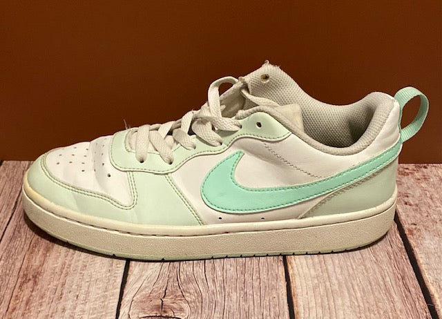 Preloved Nike Court Borough Low – Girls Sneakers (White/Mint)